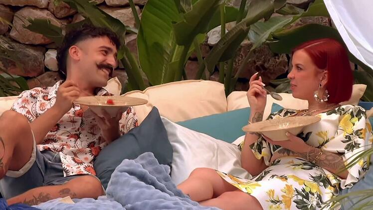 Das Date zwischen Yoel und Denise endet am Hotelpool.