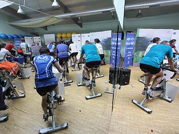 Der große Spiegel im Kurssaal verdoppelte zwar optisch, aber letztlich nicht die Spendensumme. Fotos: Michael Busch