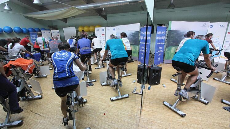 Der große Spiegel im Kurssaal verdoppelte zwar optisch, aber letztlich nicht die Spendensumme. Fotos: Michael Busch