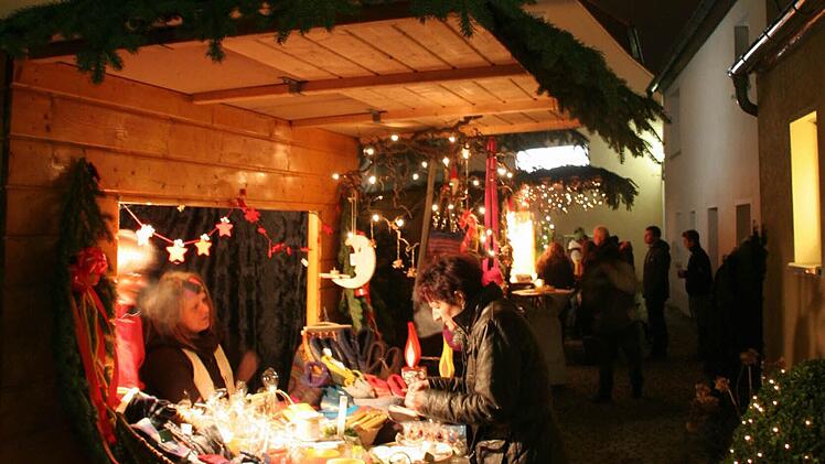 Nach acht Jahren auf dem Marktplatz kehrte der seit 1989 bestehende Ebermannstadter Weihnachtsmarkt wieder auf den idyllischen Kapellenplatz zurück. Nach dem musikalischen Auftakt durch die Blaskapelle Niedermirsberg eröffnete Christkind Laura Adelhardt aus Breitenbach das festliche Treiben im Schatten der Marienkapelle. Am Samstag und Sonntag wurden die kleinen Marktbesucher vom Nikolaus beschenkt. Für Musik sorgten der "EBSer Blech-Mix" unter Wojciech Grabietz und die Städtische Musikschule...