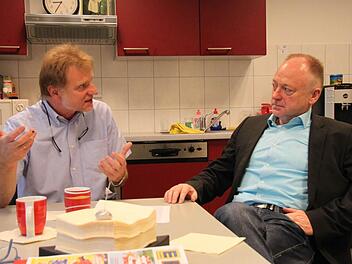 Elmar Bauer erklärt Bürgermeister Helmut Blank (rechts), weshalb der Kupsch-Markt keine Zukunft hat. Foto: Heike Beudert