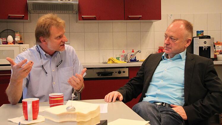 Elmar Bauer erklärt Bürgermeister Helmut Blank (rechts), weshalb der Kupsch-Markt keine Zukunft hat. Foto: Heike Beudert