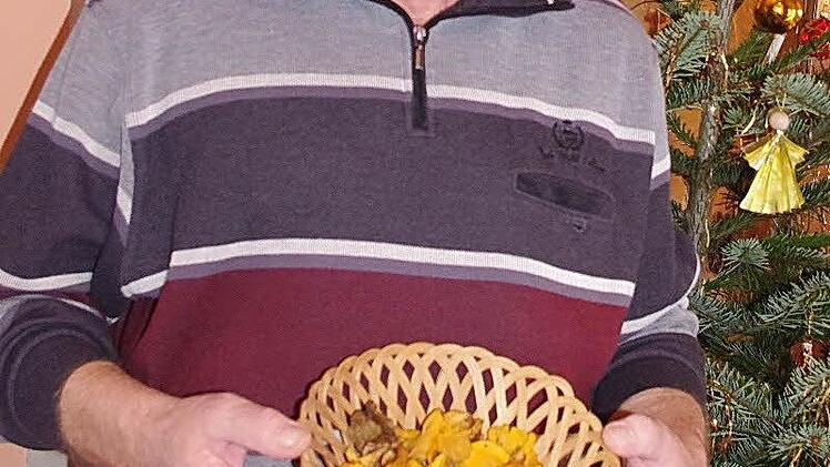 Der Hummendorfer Walter Tschierschky freut sich über Pfifferlinge im Winter. Foto: Heike Schülein
