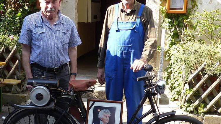 Franz Hartmann (l.) hat das motorisierte Fahrrad Kathi Meyers restauriert. Der Besitzer Josef Schmitt (r.) will dem Rad jetzt einen Ehrenplatz zuweisen. Fotos: Wolf