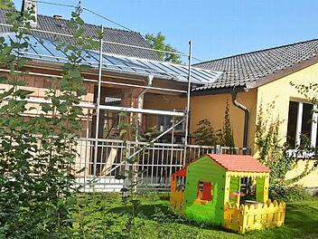 Umbau und Erweiterung des Kindergartens Neukenroth machen Fortschritte. Die Kinderkrippe soll bis Ende des Jahres bezugsfertig sein.  Foto: Karl-Heinz Hofmann