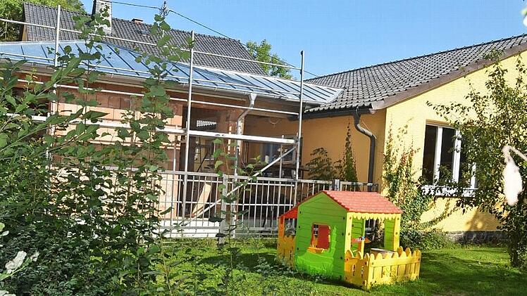 Umbau und Erweiterung des Kindergartens Neukenroth machen Fortschritte. Die Kinderkrippe soll bis Ende des Jahres bezugsfertig sein.  Foto: Karl-Heinz Hofmann