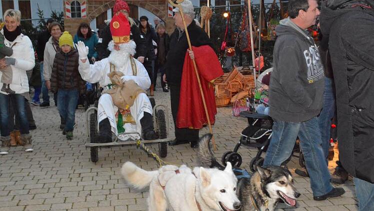 Nikolaus Ralf Hartmann suchte sich heuer einen Hundeschlitten aus, um zum Weihnachtsmarkt nach Maroldsweisach zu kommen. Fotos: Gerhard Schmidt