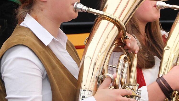 Das Kreisorchester des Nordbayerischen Musikbundes begeisterte die zahlreichen Zuhörer beim Coburger "Lokalklang" im Festzelt auf dem Schlossplatz. Foto: Jochen Berger
