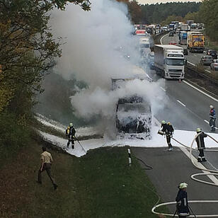 Lkw ging auf der A6 bei Schwabach in Flammen auf