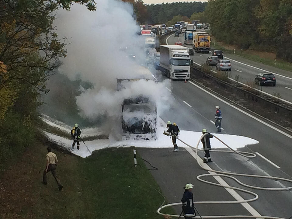 Lkw ging auf der A6 bei Schwabach in Flammen auf