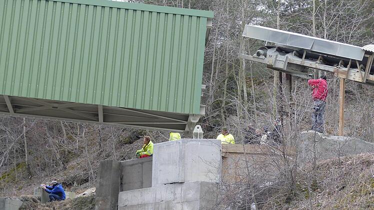 Eine der Schwierigkeiten war, das Bauteil in die unterschiedliche Auflagenhöhen rechts und links der Bundesstraße einzupassen.