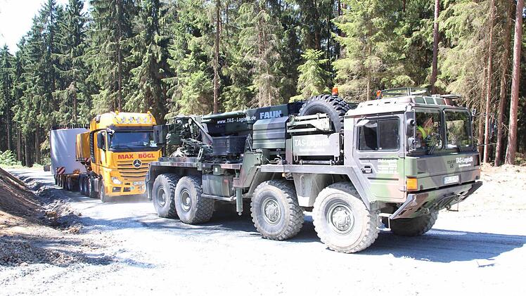 Für den Transport des 62 Tonnen schweren Adapters wurde ein Faun-Zugfahrzeug vor den Tieflader gespannt, damit die 20-Prozent-Steigung überwunden werden konnte.  Foto: Friedwald Schedel