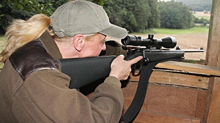 Die Jägerin Monika Heim auf dem Ansitz. Foto: Helmut Will