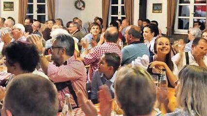 Beim Wirtshaussingen in Ibind schl&auml;gt die Stimmung hoch.  Foto: privat