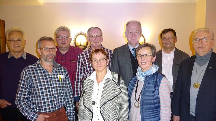 Der Vorstand des Fördervereins Maria Bildhausen (von links): Elmar Euring, Lukas Geßner, Hans-Jürgen Katzenberger, Hans Hohn, Michaela Wedemann, Helmut Blank, Elfriede Hohn, Bernhard Hergenhan und P. Gottfried Scheer.  Foto: Anton Then