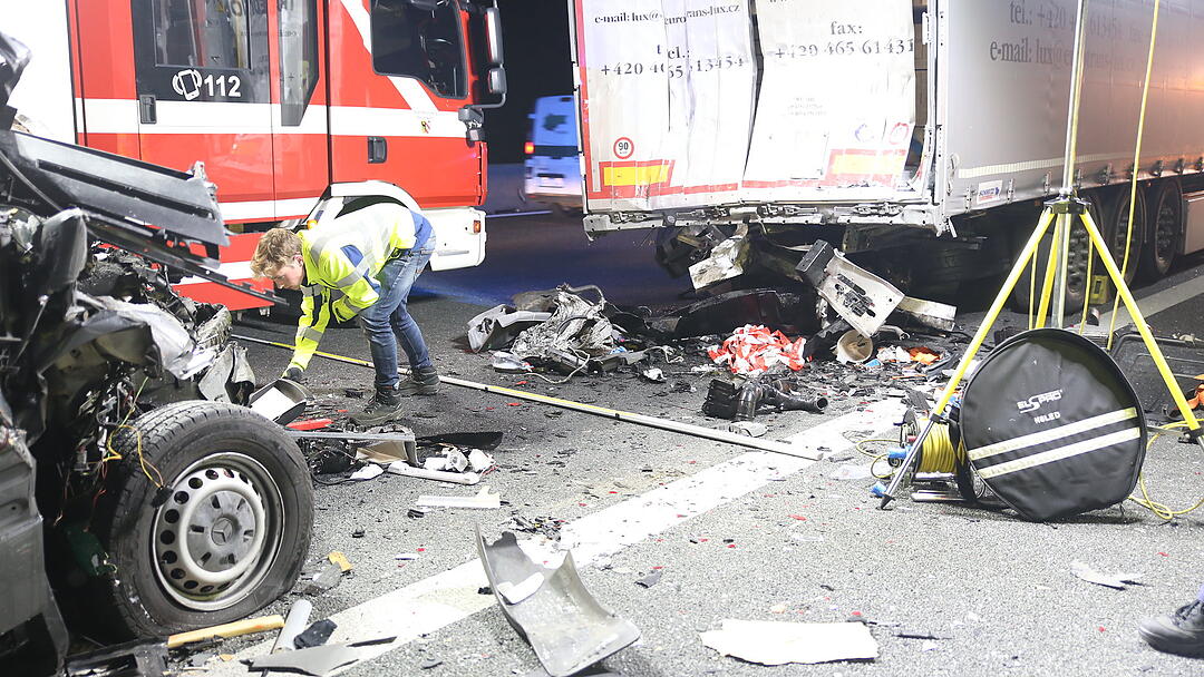 Kleintransporter rast in Lkw: Fahrer tödlich verletzt