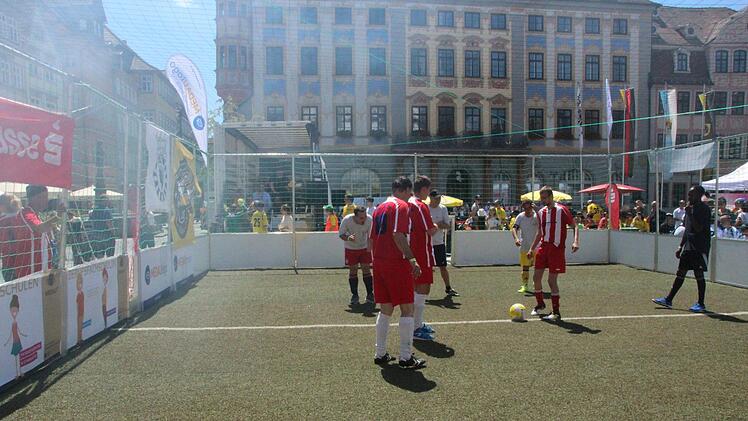 Impressionen vom Jubiläumsturnier des FC FED Olé auf dem Coburger Marktplatz.Oliver Schmidt
