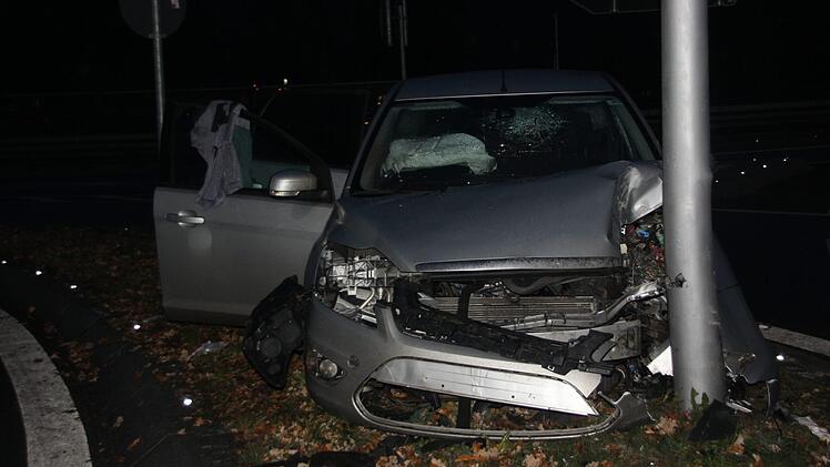 Am frühen Samstagmorgen (24. November 2018) kracht ein Ford Focus aus dem Kreis Hildburghausen gegen den Mast einer Laterne am Kronacher Südkreisel. Ein Mann wird leicht verletzt, der Unfallhergang ist noch unklar. Die Polizei sucht Zeugen. Foto: Andreas Schmitt