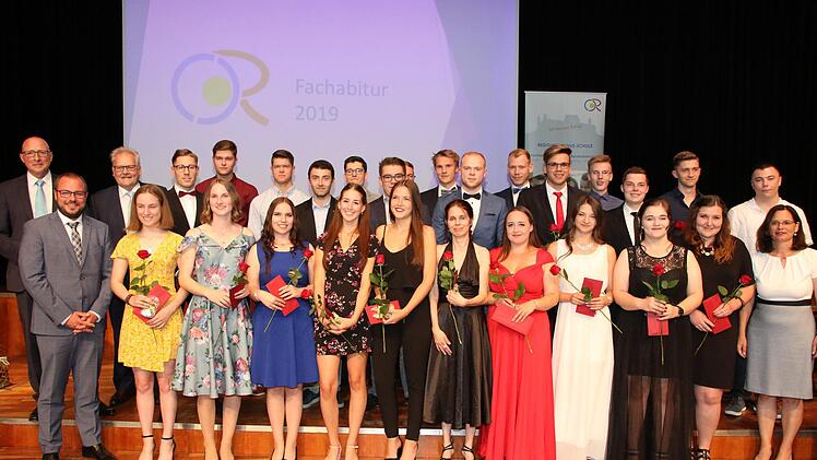 Die Regiomontanus-Schule, Staatliche Fachoberschule und Staatliche Berufsoberschule, zeichnete die Besten mit Buchprämien aus. Foto: Wolfgang Desombre