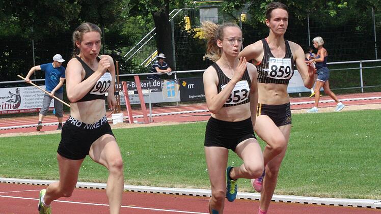 Elisa Eich (links) vom TV DJK Hammelburg sprintet zunächst auf Rang zwei über die 100 Meter und rannte später zum Sieg über die 400 Meter der U20. Foto: Nürnberger