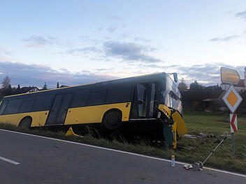 Schwerer Busunfall mit 13 Sch&uuml;lern bei Laberweinting