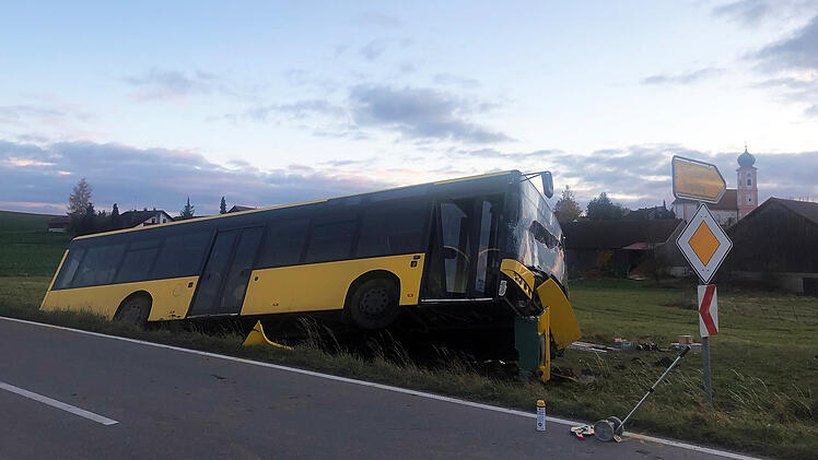 Schwerer Busunfall mit 13 Sch&uuml;lern bei Laberweinting