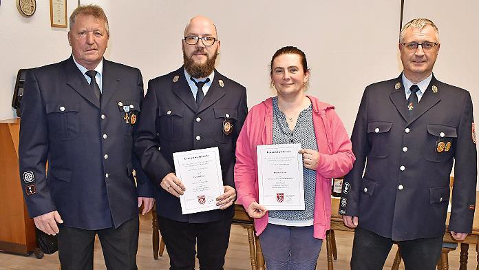 Unser Bild zeigt den Vorsitzenden Udo Schneider (links) und Kommandant Gerd Riedel (rechts), die Ernennungsurkunden an Florian Gries als Leiter der Kinderfeuerwehr und Dorota Laaser als stellvertretende Leiterin überreichten.