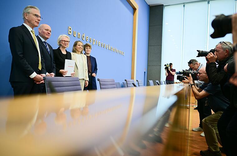 Wirtschaftsweise senken Prognose - Last für neue Koalition