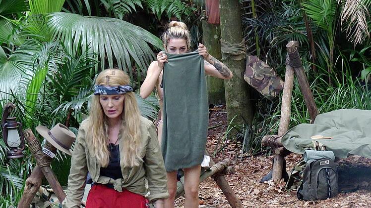 Hygiene-Zoff: Ariel m&ouml;chte sich waschen, unterstellt allerdings den Mitcampern, dass sie sich an ihrem Handtuch vergriffen haben.