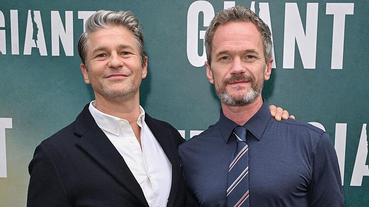 Neil Patrick Harris (rechts, mit Ehemann David Burtka) war zuletzt als Moderator der Netflix-Gameshow "What's in the Box?" zu sehen.