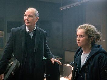 Kommissariatsleiter Peter Michael Schnabel (Martin Brambach) und Leonie Winkler (Cornelia Gr&ouml;schel) denken dar&uuml;ber nach, welche Alternativen es zur klassischen Beziehungstat g&auml;be.