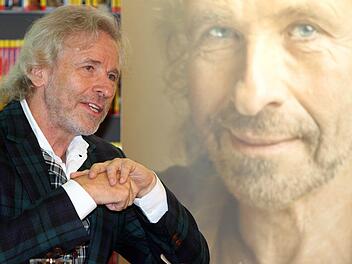Ein Entertainer par excellence: Thomas Gottschalk begeisterte die 200 Zuhörer mit Auszügen aus "Herbstblond", aber vor allem mit seinen persönlichen Geschichten. Foto: Bertram Wagner