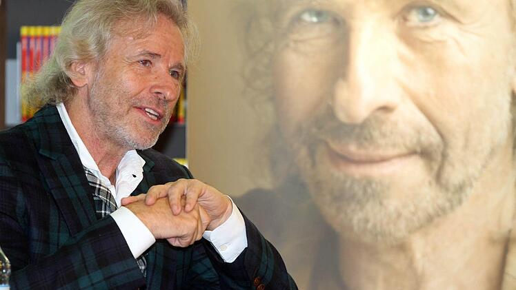 Ein Entertainer par excellence: Thomas Gottschalk begeisterte die 200 Zuhörer mit Auszügen aus "Herbstblond", aber vor allem mit seinen persönlichen Geschichten. Foto: Bertram Wagner