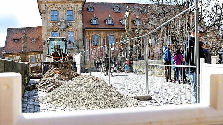 Bereits am Freitag wurde schon mit ersten Baggerarbeiten begonnen, ab Montag beginnt die Vollsperrung.  Foto: Matthias Hoch