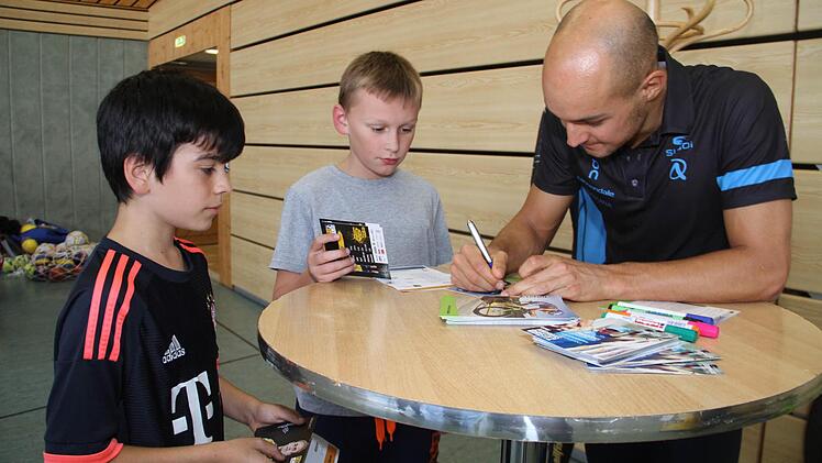 Triathlon-Europameister Andreas Dreitz erfüllte Autogrammwünsche.
