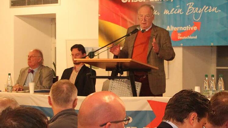Alexander Gauland redet 30 Minunten in Neudrossenfeld; links daneben Bezirksvorsitzender Tobias Peterka und sein Stellvertreter Georg Hock. Foto: Alexander Hartmann
