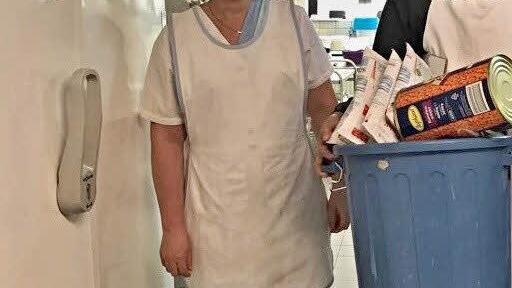 onas lernt die Arbeit mit dem Stausauger kennen. Links Sonderpädagogische Förderlehrerin Marion Fleischmann-Hilton. Foto: SFZ Pfaffendorf