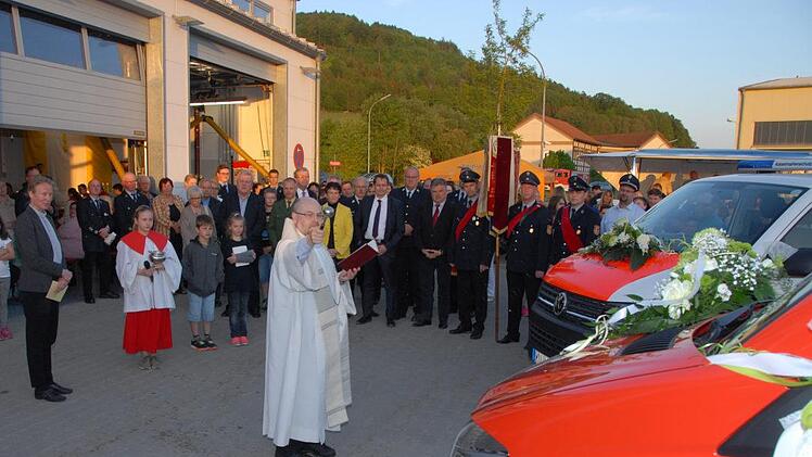 ... wurden im Rahmen einer Floriansmesse im Stadtsteinacher Gerätehaus ...