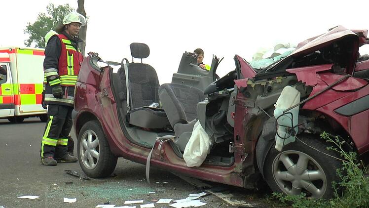Am Donnerstagmorgen ist eine Autofahrerin im Kreis Haßberge von der Fahrbahn abgekommen und frontal gegen einen Baum geprallt. Sie wurde mit lebensgefährlichen Verletzungen in ein Krankenhaus geflogen.  Foto: NEWS5 / Licha
