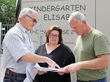 Kirchenpfleger Erwin Hippler (von links), Kindergartenleiterin Andrea Hippler und Architekt Andreas Härder haben alles geplant. Oben ein Blick auf die neuen Sandkästen mit Gebäude dahinter. Foto: Ralf Ruppert