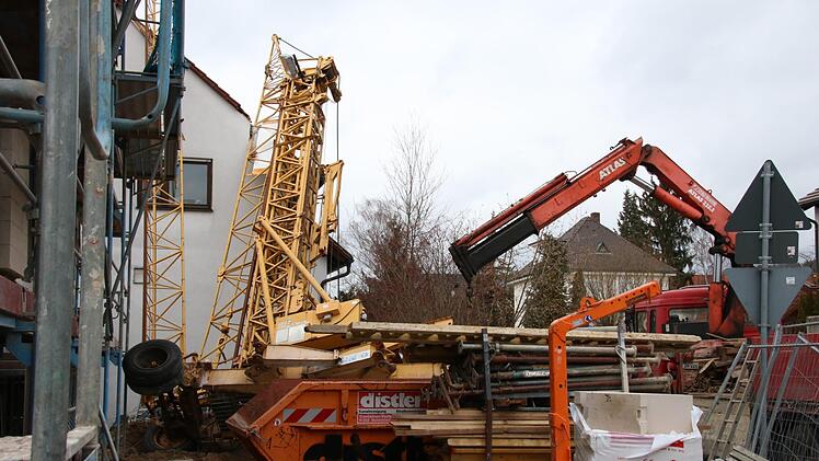 Ein umgestürzter Kran liegt auf dem Giebel eines Hauses in Forchheim. Foto: Josef Hofbauer