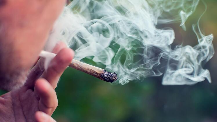 Ein Entwurf des Koalitionsvertrags der Arbeitsgruppe Gesundheit und Pflege beinhaltet unter anderem die geplante Legalisierung von Cannabis.