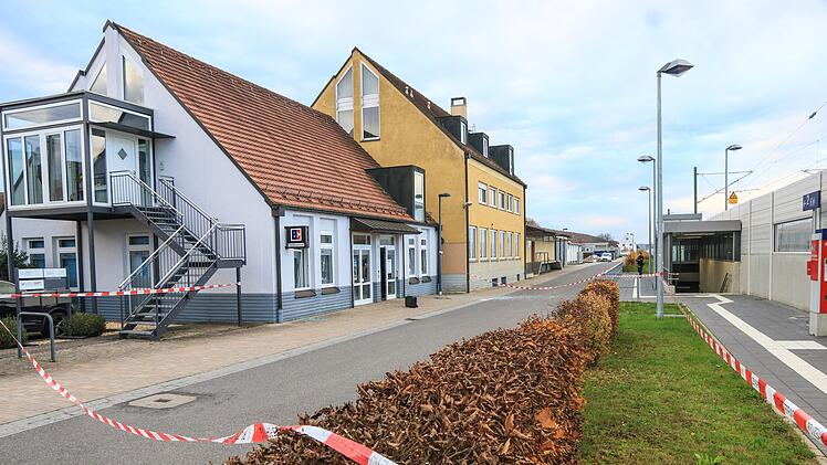 Geldautomat von bislang Unbekannten gesprengt