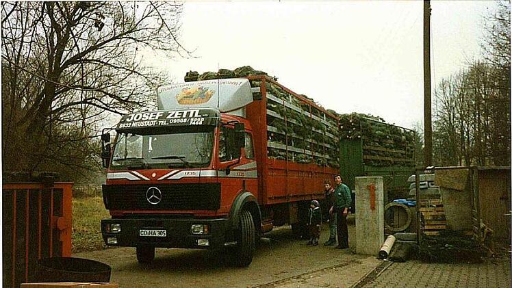 Der Neustadter Weihnachtsbaumverkäufer Zettl holt seine Bäume bereits seit 40 Jahren aus Dänemark. privat