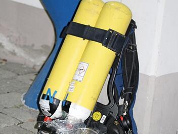 Die derzeitig verwendete Zweiflaschenlösung bei den Atemschutzgeräten der FFW Rattelsdorf wird nun von der Einflaschenlösung abgelöst.