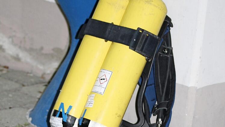 Die derzeitig verwendete Zweiflaschenlösung bei den Atemschutzgeräten der FFW Rattelsdorf wird nun von der Einflaschenlösung abgelöst.