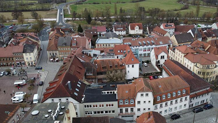 Vom Marktplatz (links) bis zum Viehmarkt (rechts) erstrecken sich die aktuellen Räume der Merkur-Bank. Die Privatbank will aber neue Wege gehen.