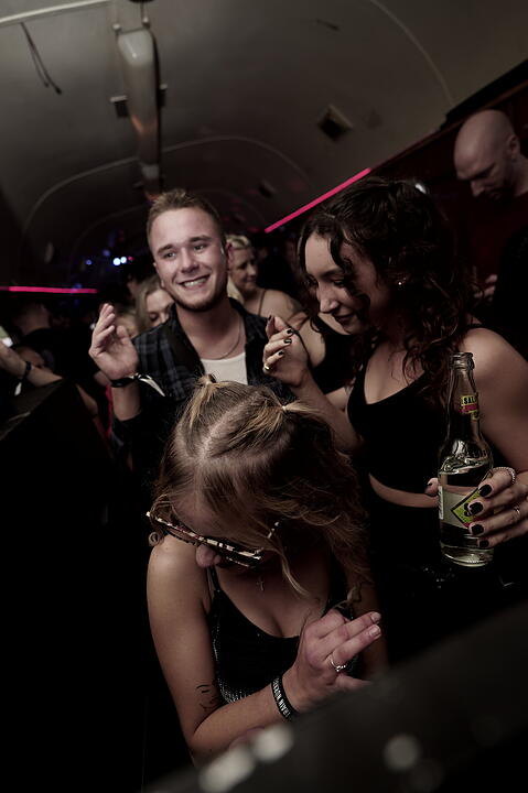 Party im Zug - Raver*innen tanzen zu Techno-Beats