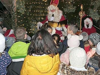 Der Nikolaus verteilte Geschenke an die Marktleugaster Kinder.