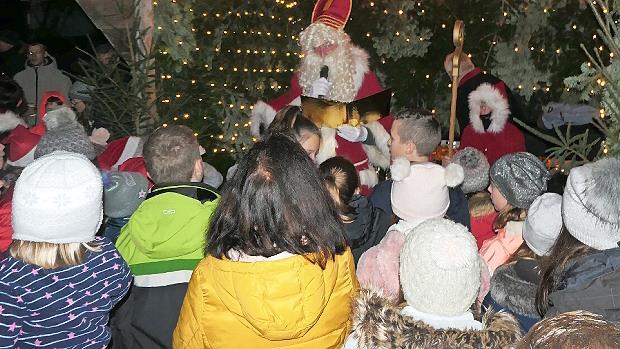 Der Nikolaus verteilte Geschenke an die Marktleugaster Kinder.